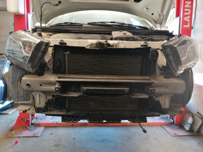 puskurintakaa.jpg (937.52 KiB) Katsottu 6102 kertaa Puskuri irti ja ruosteiset palkin päät loistaa